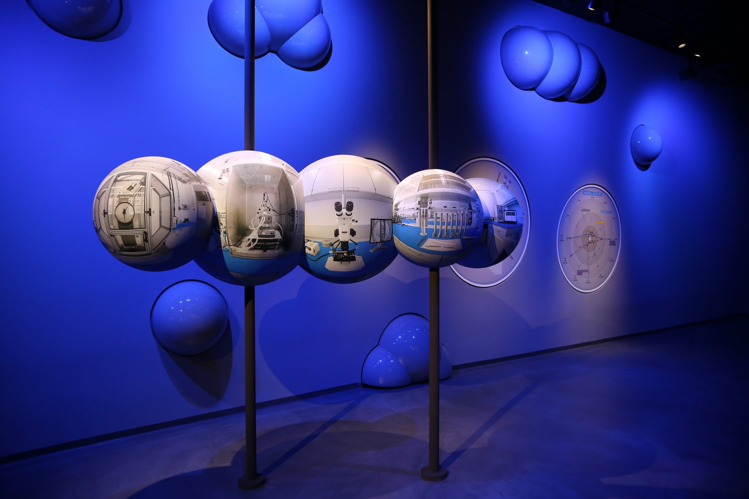 Ausstellungswand mit spiegelnden Kugeln