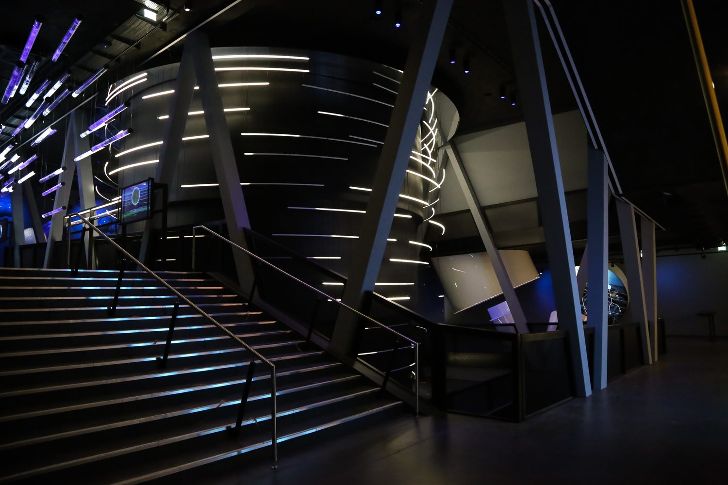 Architektur mit Lichtlinien